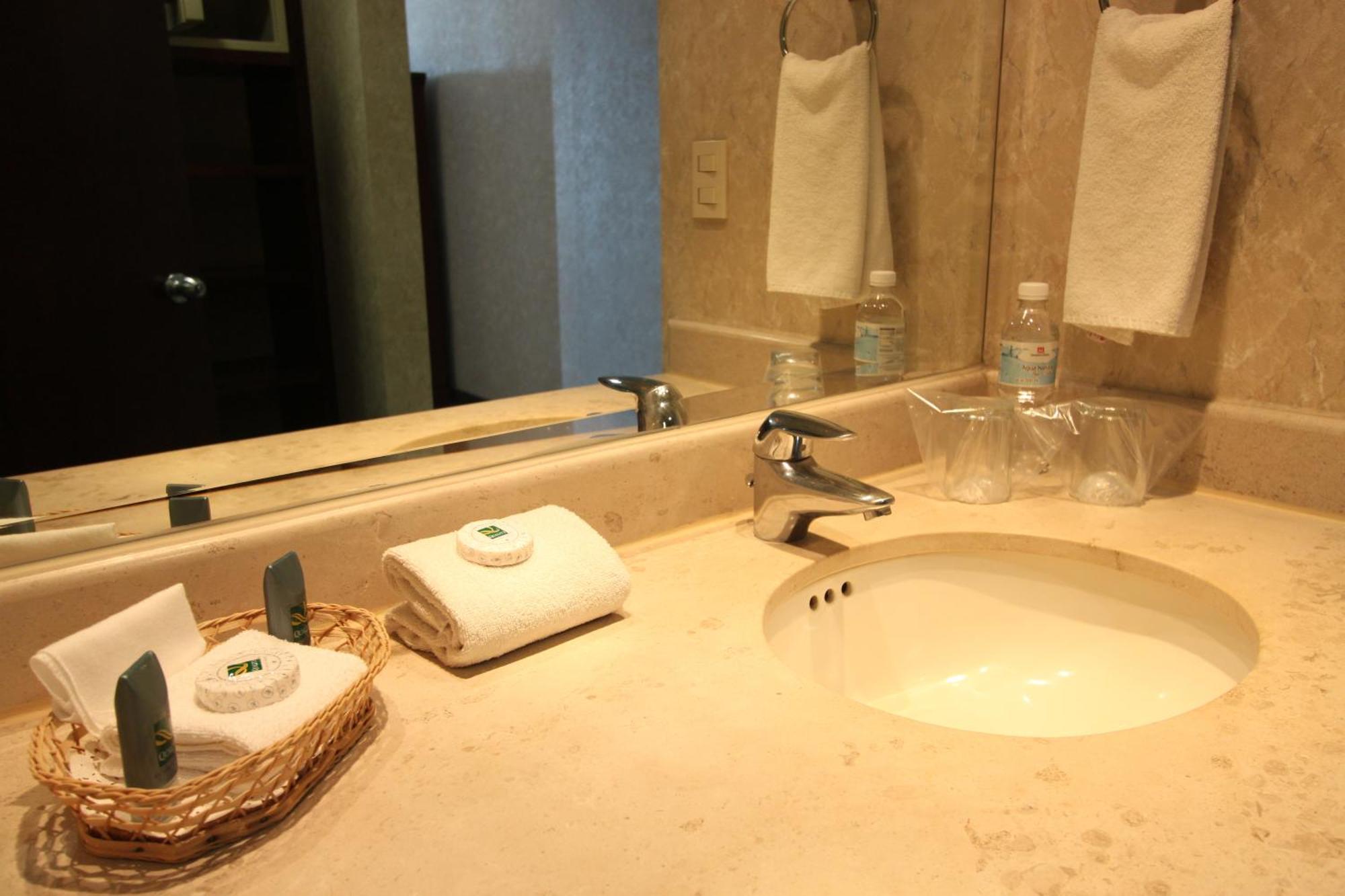 Quality Inn Monterrey La Fe Guadalupe  Zimmer foto